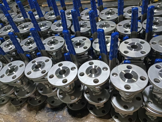صمام كرة من الفولاذ المقاوم للصدأ المصبوب بالاستثمار مع مقعد PTFE وجسم WCB لبيئات درجات الحرارة العالية